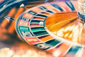 Tampilan permainan live dealer dan slot sum777 di perangkat mobile dan desktop